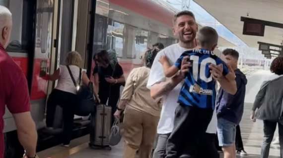 Berardi torna a casa dopo il ritiro. Che abbraccio con il figlio Nicolò - VIDEO