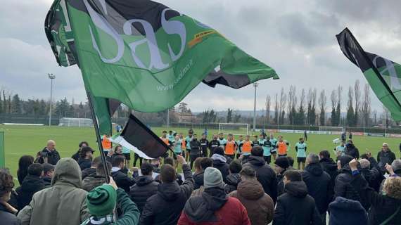 Sassuolo, la carica dei tifosi al Mapei Football Center prima del Verona - VIDEO