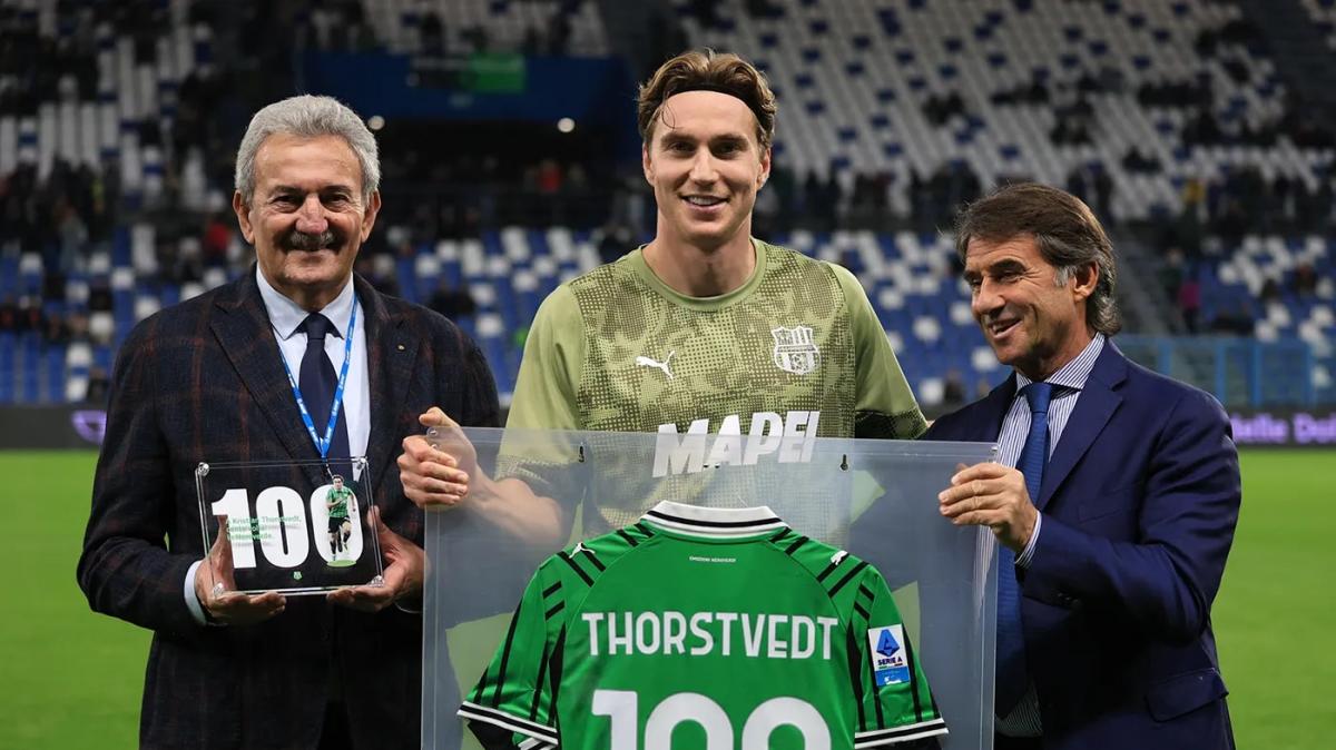 Thorstvedt premiato prima di Sassuolo-Genoa per le 100 presenze in neroverde