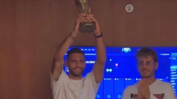 VIDEO - Berardi vince il Fantacalcio. E gli amici gli consegnano la Coppa