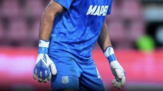 Muric, che parate. Ma il nastro adesivo sul guanto fa impazzire tutti: il motivo