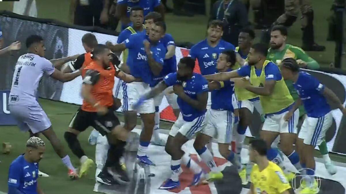 VIDEO - Rissa Cruzeiro Atletico Mineiro: record 23 espulsi, anche gli ex Ruan e Matheus Henrique