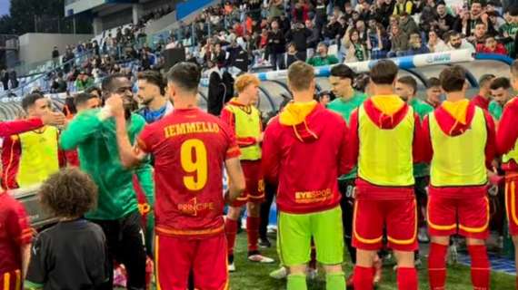 Il pasillo de honor del Catanzaro ai campioni del Sassuolo - VIDEO