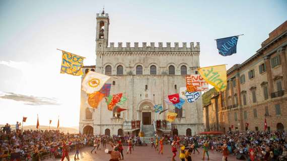 Il Gruppo Sbandieratori di Gubbio alla cerimonia d'apertura di Sassuolo-Napoli
