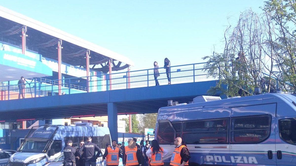 Reggiana sull’orlo della retrocessione in C: contestazione dura al Mapei Stadium, dirigenti scortati 