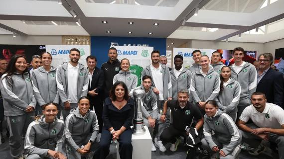 Sassuolo al CERSAIE 2025 di Bologna: visita allo stand Mapei tra autografi e sorrisi