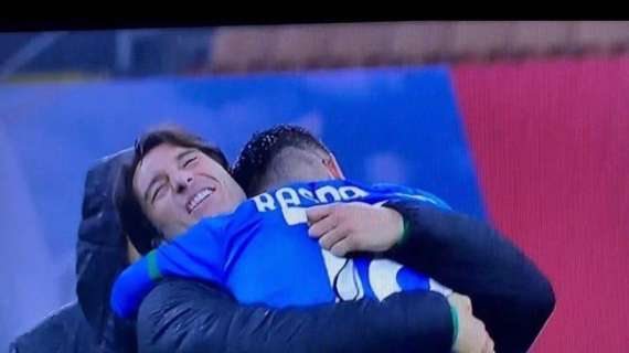 Peluso e l'abbraccio con Raspadori dopo il Milan: "Questo è il calcio"