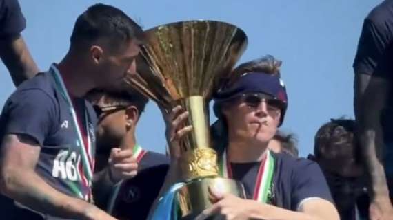 VIDEO - Raspadori e Politano show: con le sigarette alla festa Scudetto del Napoli