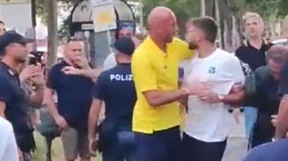 Berardi insultato dai tifosi del Modena reagisce furioso. Poi le scuse VIDEO