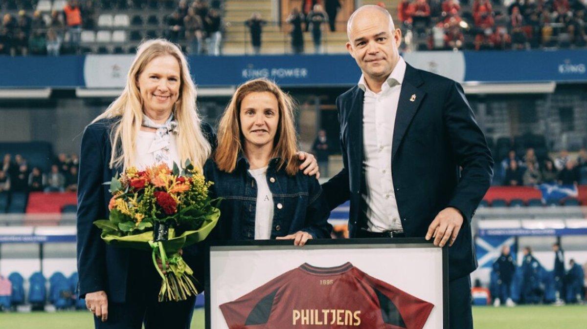 Davina Philtjens omaggiata per le 128 presenze con le Red Flames