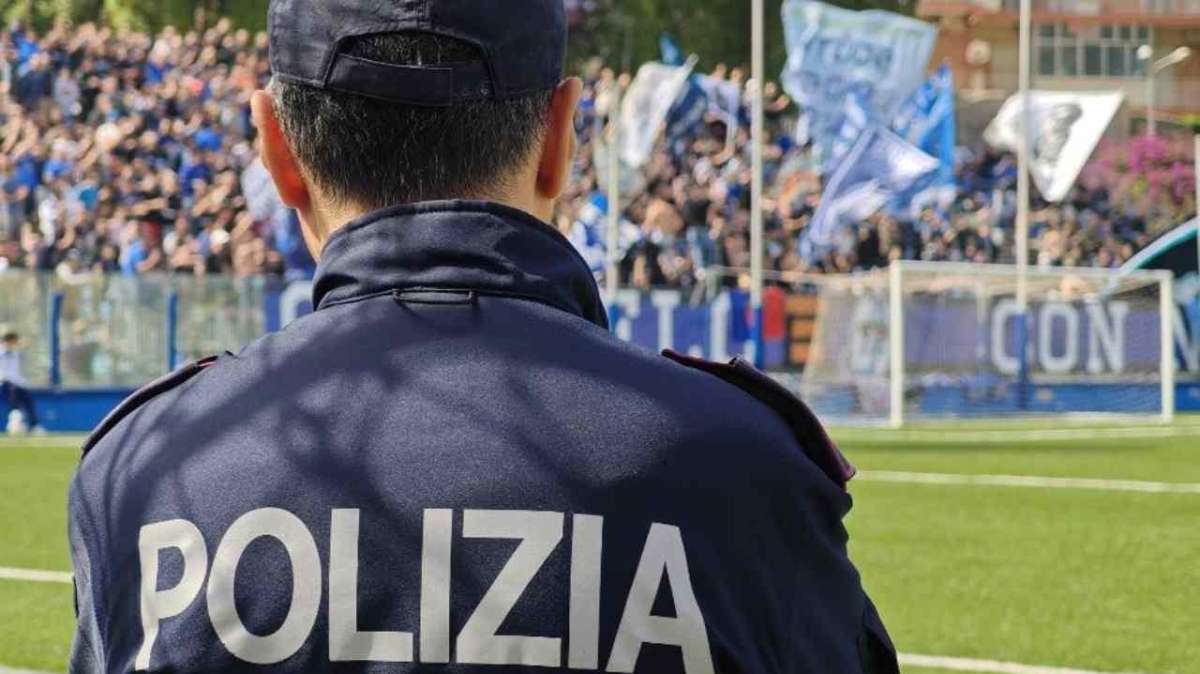 Calci e pugni: capitano "AGGREDITO" dai tifosi in campo | Intervento della polizia