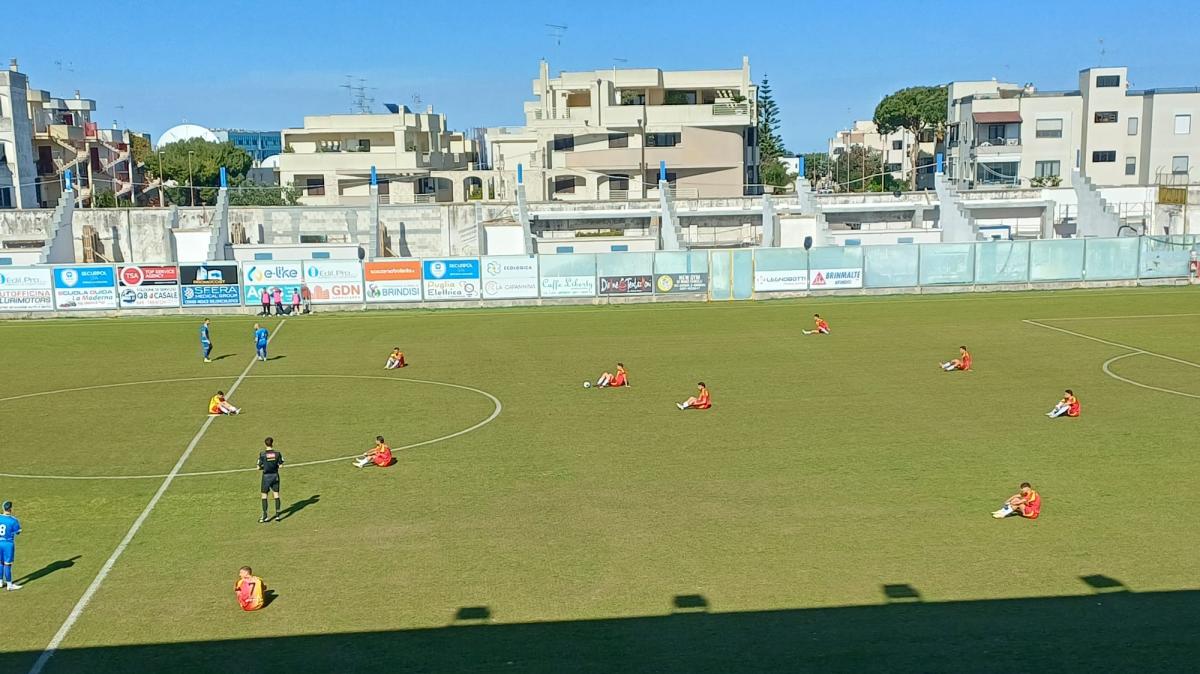 Gallipoli, protesta in campo contro il Brindisi: giocatori fermi per la crisi societaria