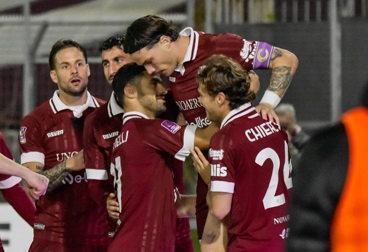Arezzo, Vittoria d'Oro e di Carattere: Il 2-1 sul Bra è un Esercizio di Sofferenza Necessaria