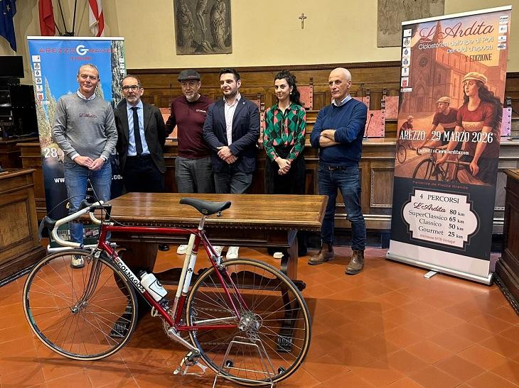 L’Ardita compie dieci anni: Arezzo celebra il mito del ciclismo vintage
