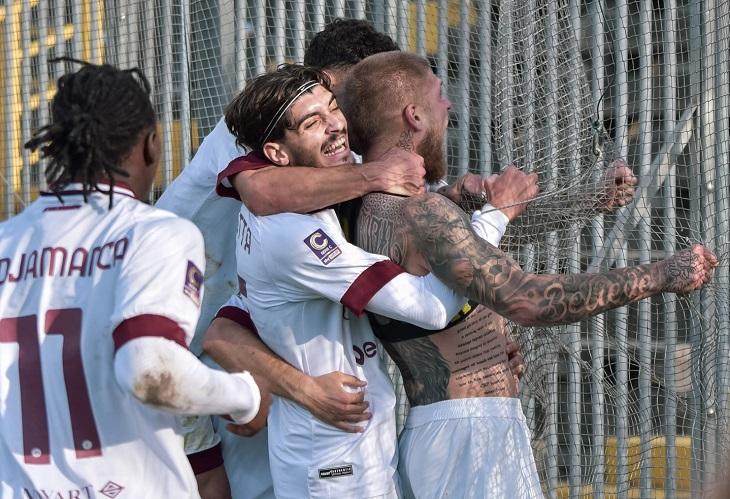 Uragano Amaranto su Ravenna: L'Arezzo Si Prende la Vetta Solitaria con un 3-0 Storico!