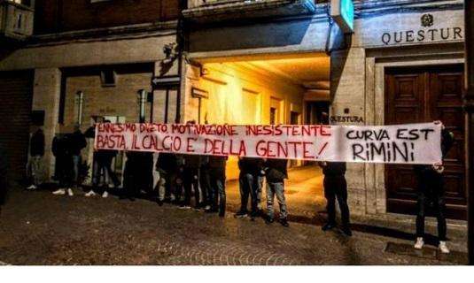 Rimini : striscione di protesta sotto la Questura. 