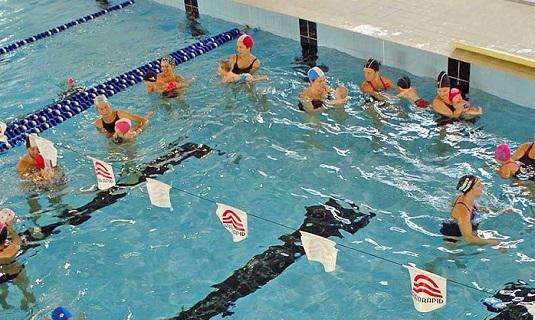 Neonati in vasca alla piscina di Foiano per il Baby Acquatic’s Day 