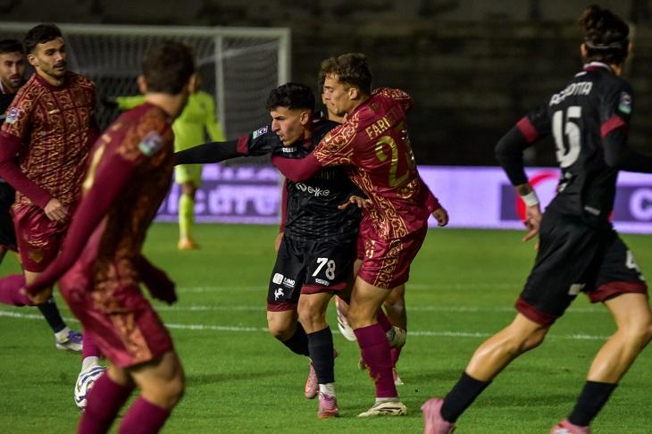 Beffa Amaranto in Coppa: Basti Espulso, Ma il Latina Resiste e Trionfa dal Dischetto