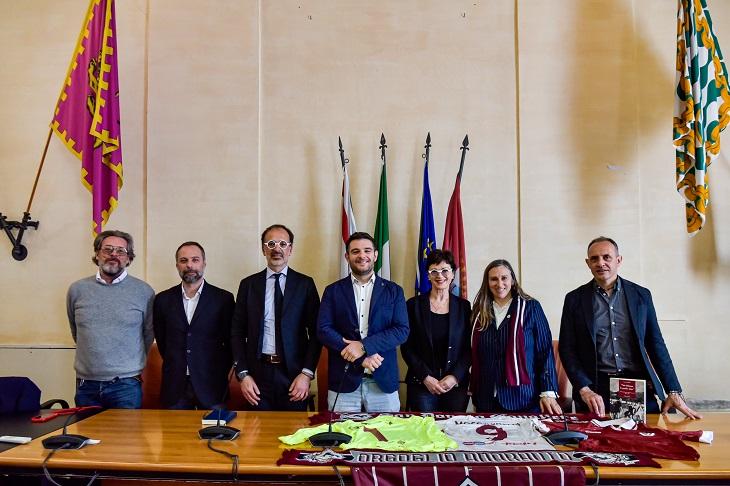 Premio Vetrine Amaranto: la città si tinge d’orgoglio per la volata finale