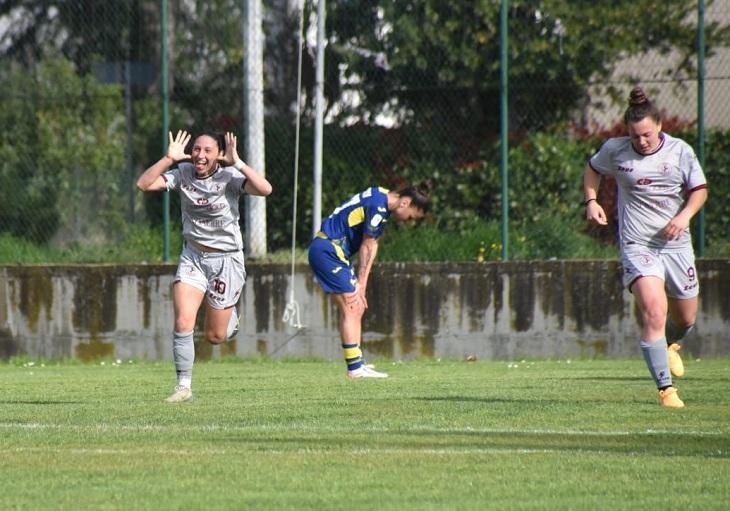 Urlo Amaranto: l'Arezzo schianta l'Hellas Verona con un tris d'autore.