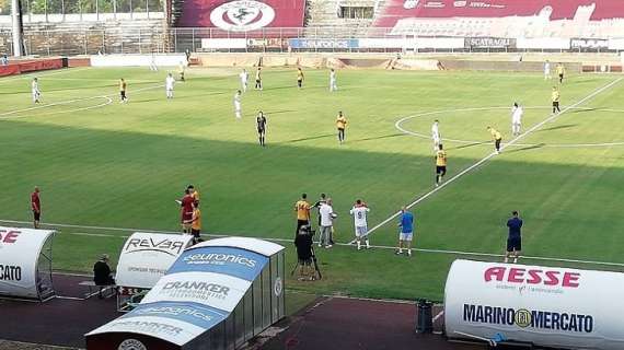 L'Arezzo vola alto: trionfo a Pesaro e caccia all'attaccante peso massimo