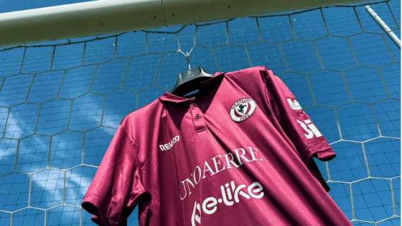 L'Arezzo inaugura la stagione con il cuore: la maglia speciale per Casa Thevenin