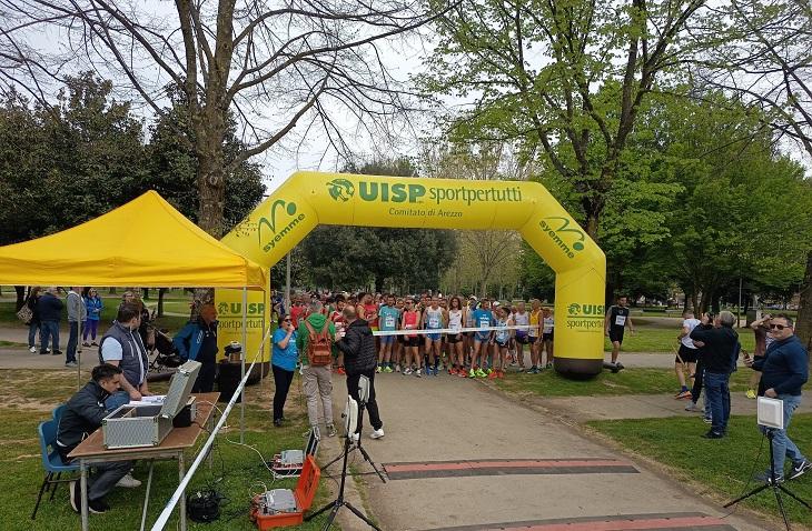Vivicittà Arezzo: il cuore della città batte al ritmo del podismo