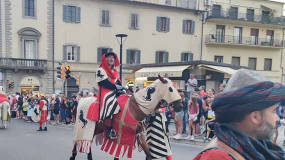 Arena di Emozioni e di Gloria: Arezzo Celebra la Giostra del Saracino!