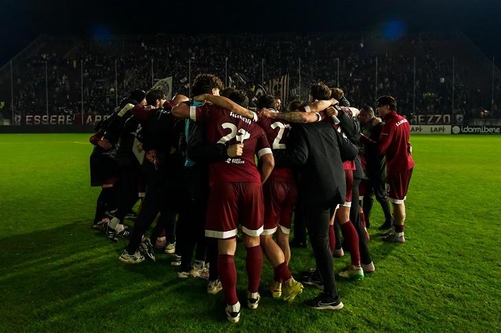 Dalla Flessione del Bra allo Scontro Direto: L'Arezzo Carica la Settimana Cruciale per la Vetta