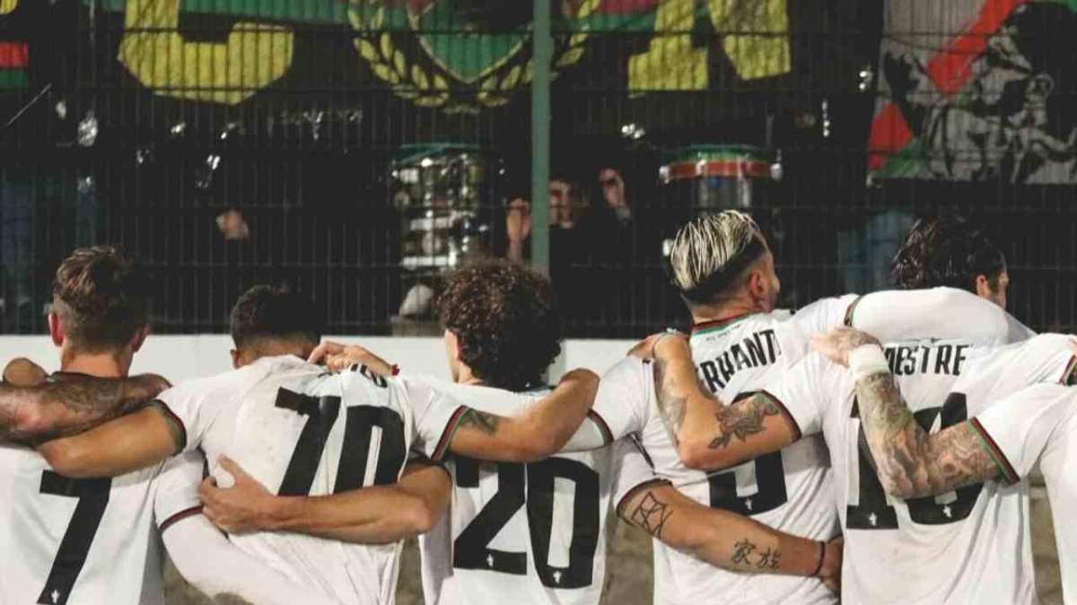 Il saluto dei tifosi rossoverdi alla Ternana nel post Pianese 