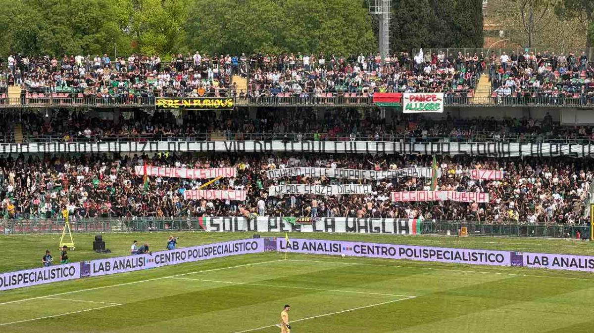 Ternana-Perugia, il secondo striscione della Nord