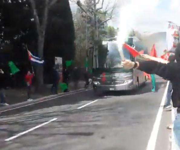 Ternana-Bari, il saluto dei tifosi al pullman delle Fere - VIDEO