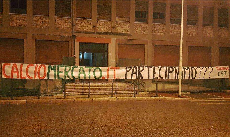 Ternana - Lo striscione della Curva est sotto la sede delle Fere