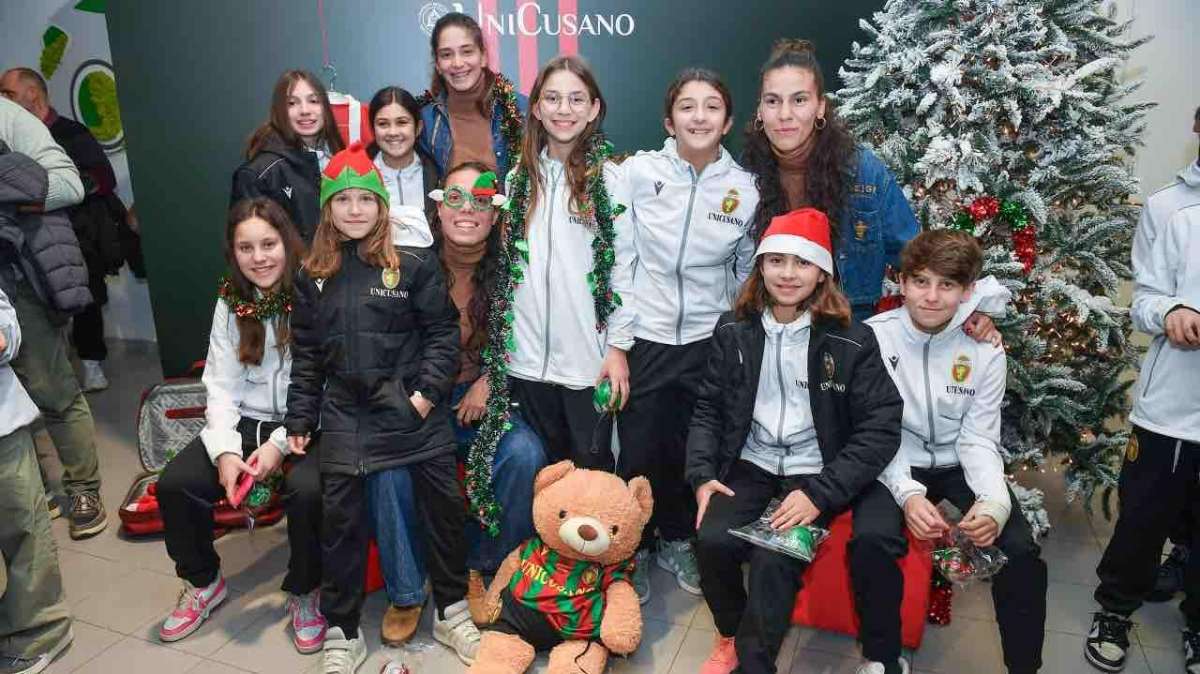 Pacioni, Quazzico e Massimino insieme alle ragazze del settore giovanile - Foto Ternana Women