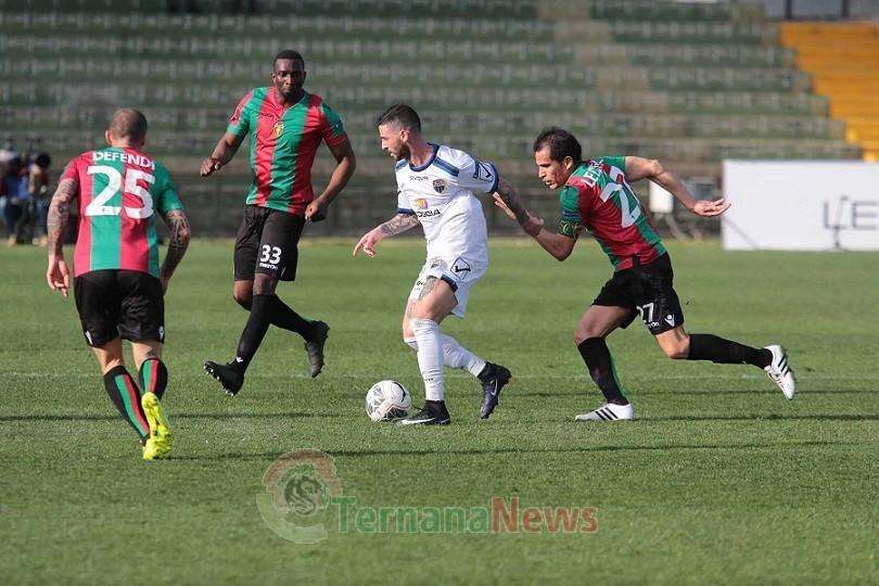 La Ternana resta sola