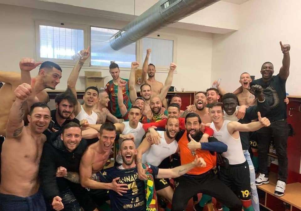 FOTO - Delirio rossoverde! La festa delle Fere nello spogliatoio post-Bari