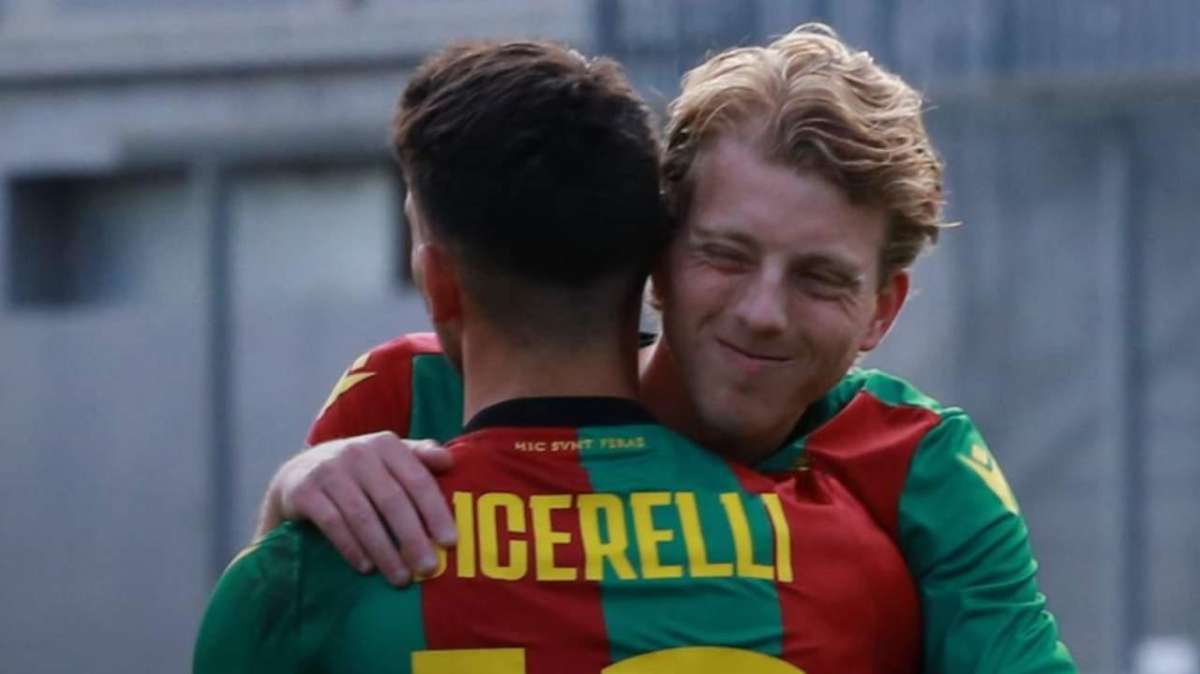 L'abbraccio tra Kees De Boer ed Emmanuele Cicerelli dopo il 3-0 sull'Ascoli - Foto Ternana Calcio