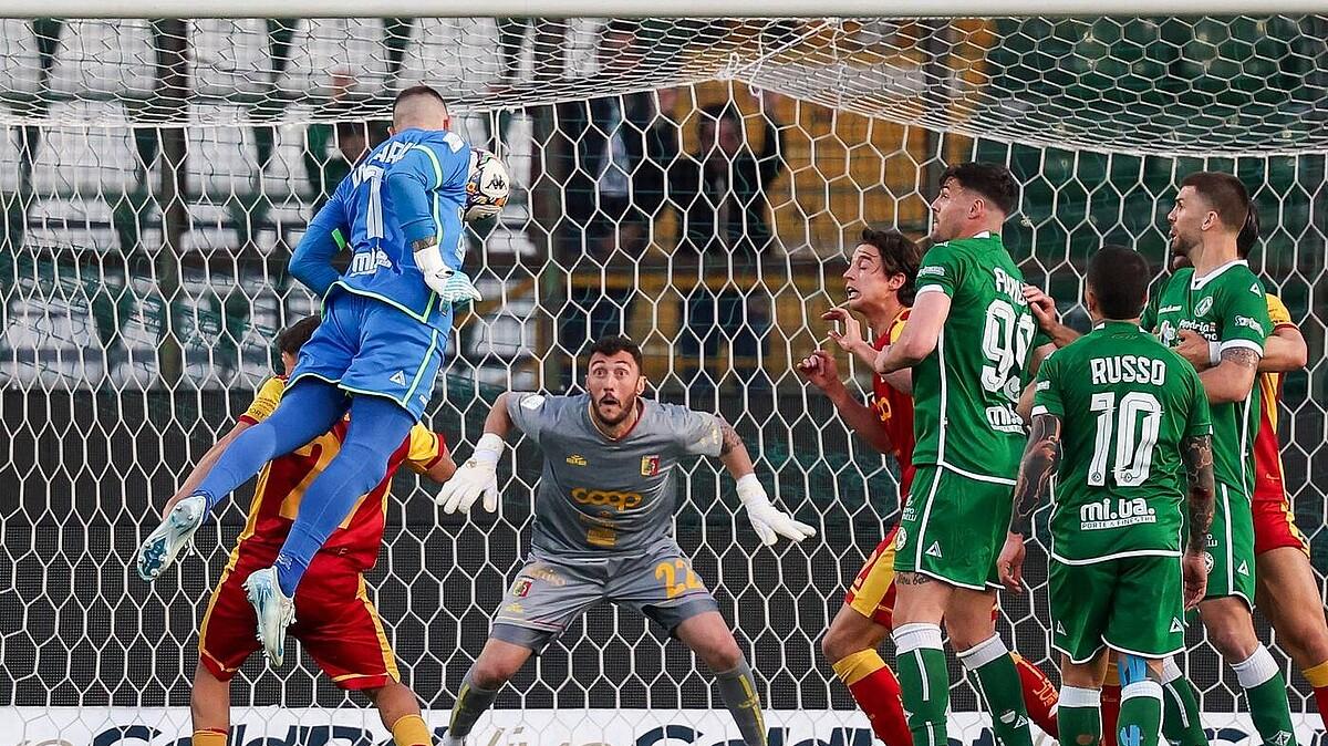 Avellino, follia al 95’: l'ex rossoverde Iannarilli segna di testa il gol decisivo
