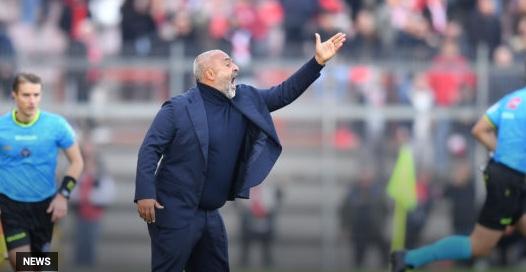 Fabio Liverani suggerisce  la posizione ai suoi ( foto ternanacalcio.com )