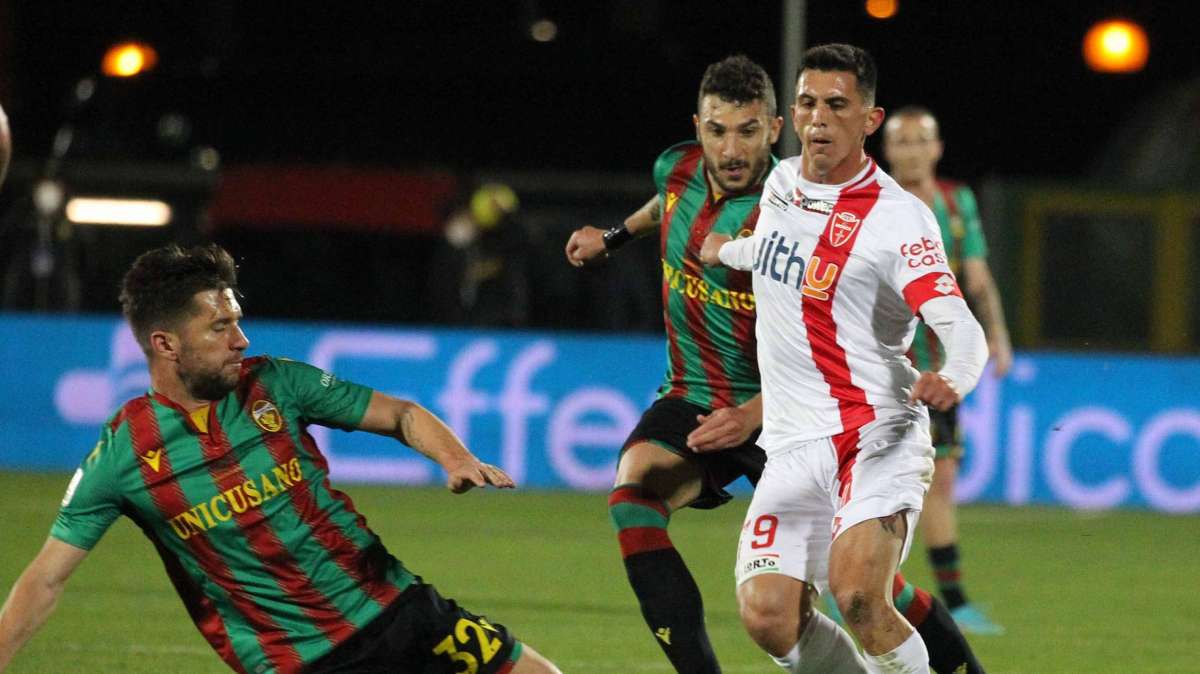 Stefano Pettinari contro il Pineto realizza il terzo gol rossoverde alla &ldquo;Dubickas &ldquo; foto Alberto Mirimao )