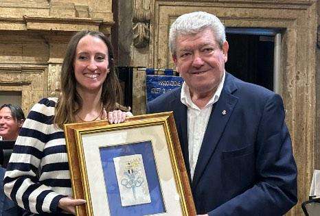 Silvano Pani premia Elena Coletti per il canottaggio