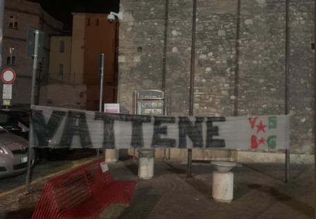 DOPO IL FALLIMENTO SPUNTANO NELLA NOTTE STRISCIONI CONTRO BANDECCHI