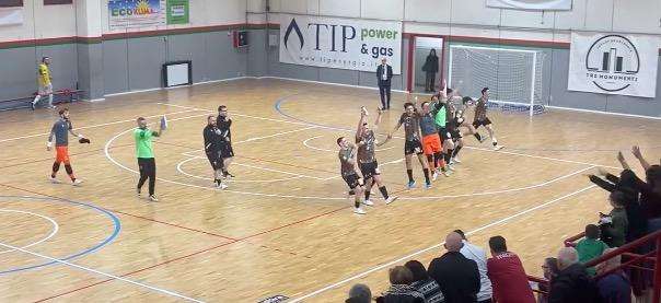 IL SALUTO DEI ROSSOVERDI AI TIFOSI IN TRIBUNA