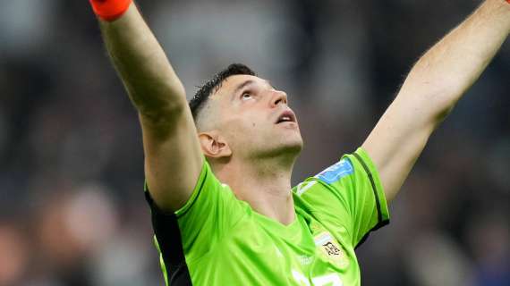 Barcelona analiza el futuro en la portería: Emiliano Martínez suena si Szczesny no renueva