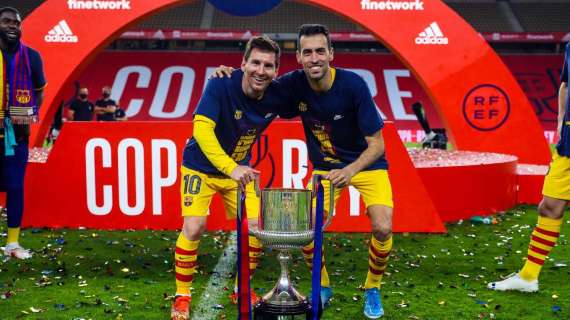 Piqué y Busquets se acercan a Iniesta; Messi se aleja
