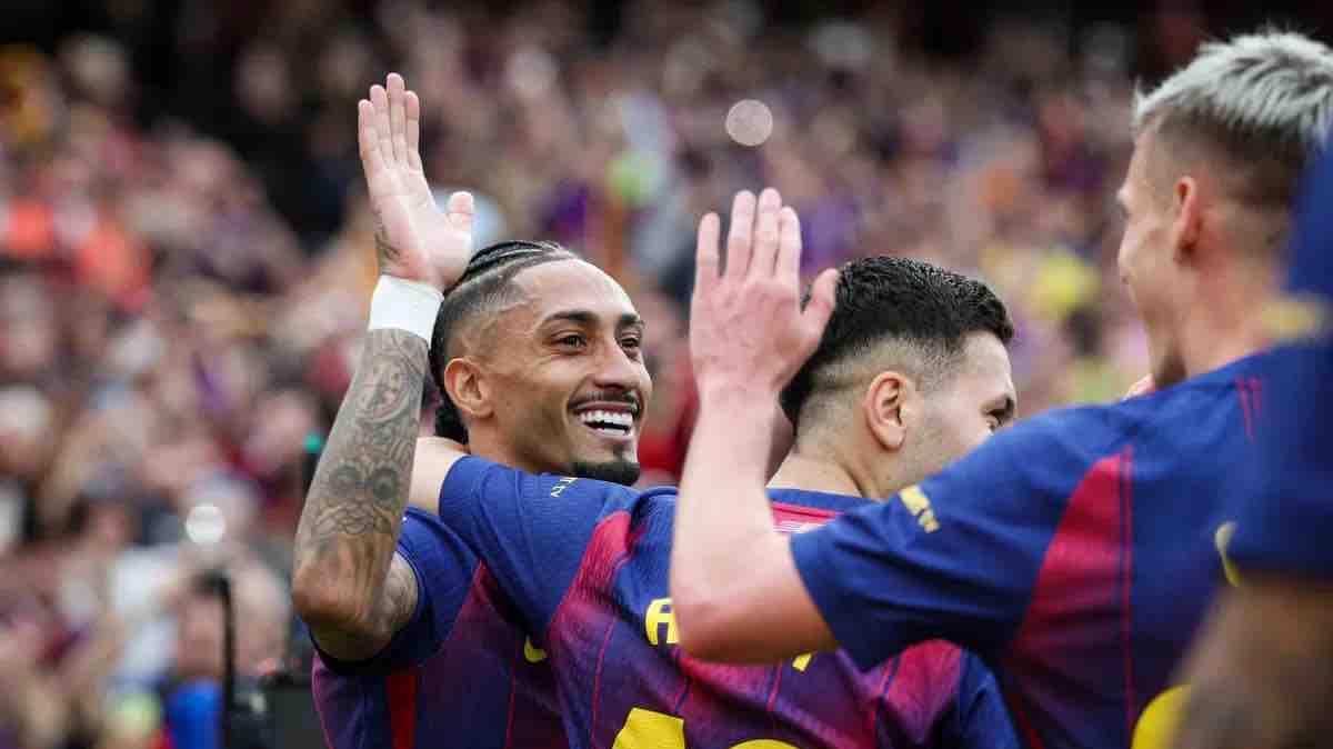 Yamal, al banquillo; Raphinha se adueña de la escena: triplete en el 5-2 del Barça al Sevilla