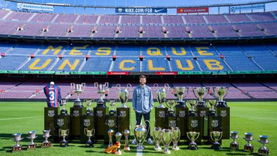 Piqué en el Camp Nou con los 30 trofeos ganados con el Barcelona