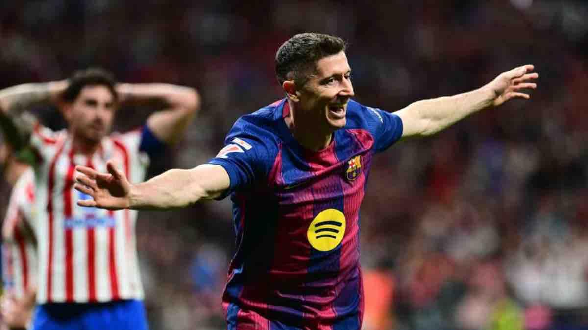 Lewandowski, terminator: entra y firma el 2-1 ante un Atlético con diez. El Barcelona se escapa a +7 del Real