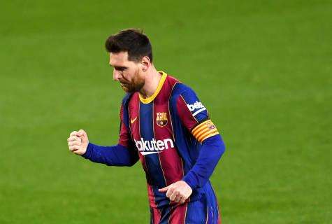 Leo Messi recibe el premio al mejor jugador del mes de febrero