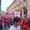 Marcia tifosi, una signora si affaccia con la foto del Grande Torino 